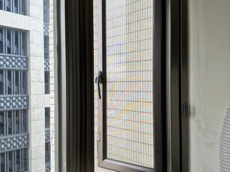 定位捲軸隱形紗窗開啟狀態