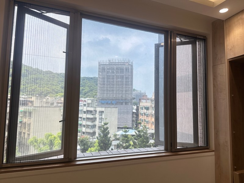 信義區家家門窗-高樓層陽台折疊紗窗安裝