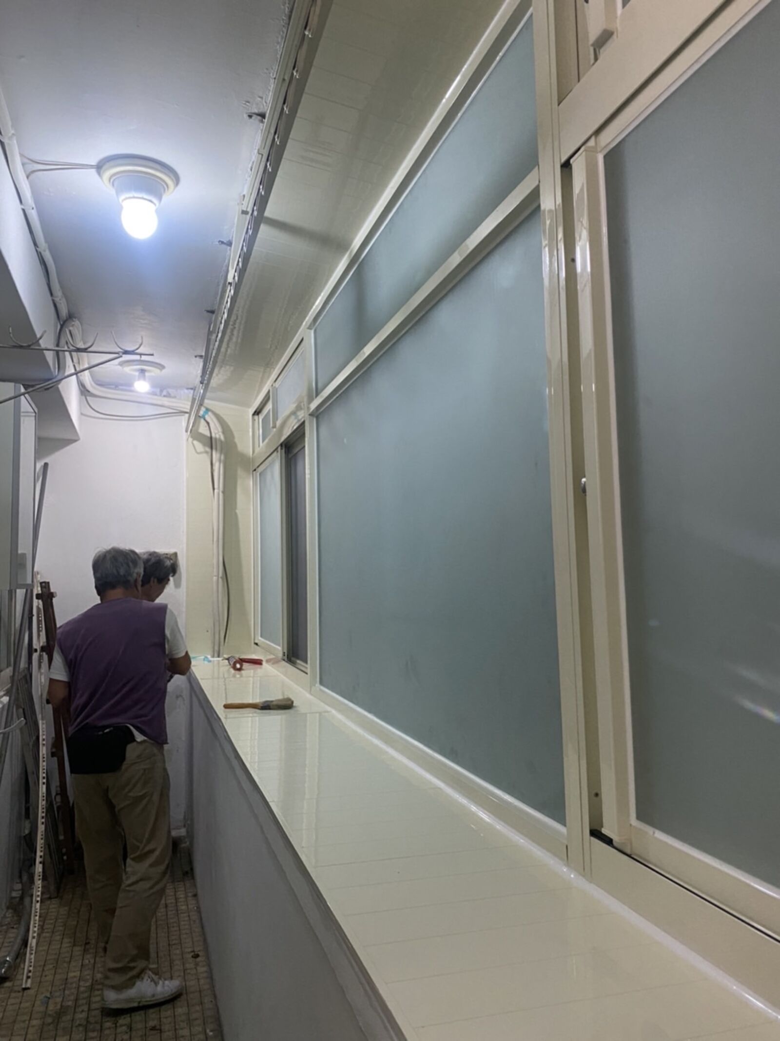 大安區老舊陽台外推氣密窗施工實績:增加曬衣置物空間並阻隔商圈油煙,家家門窗專業師傅現場施工