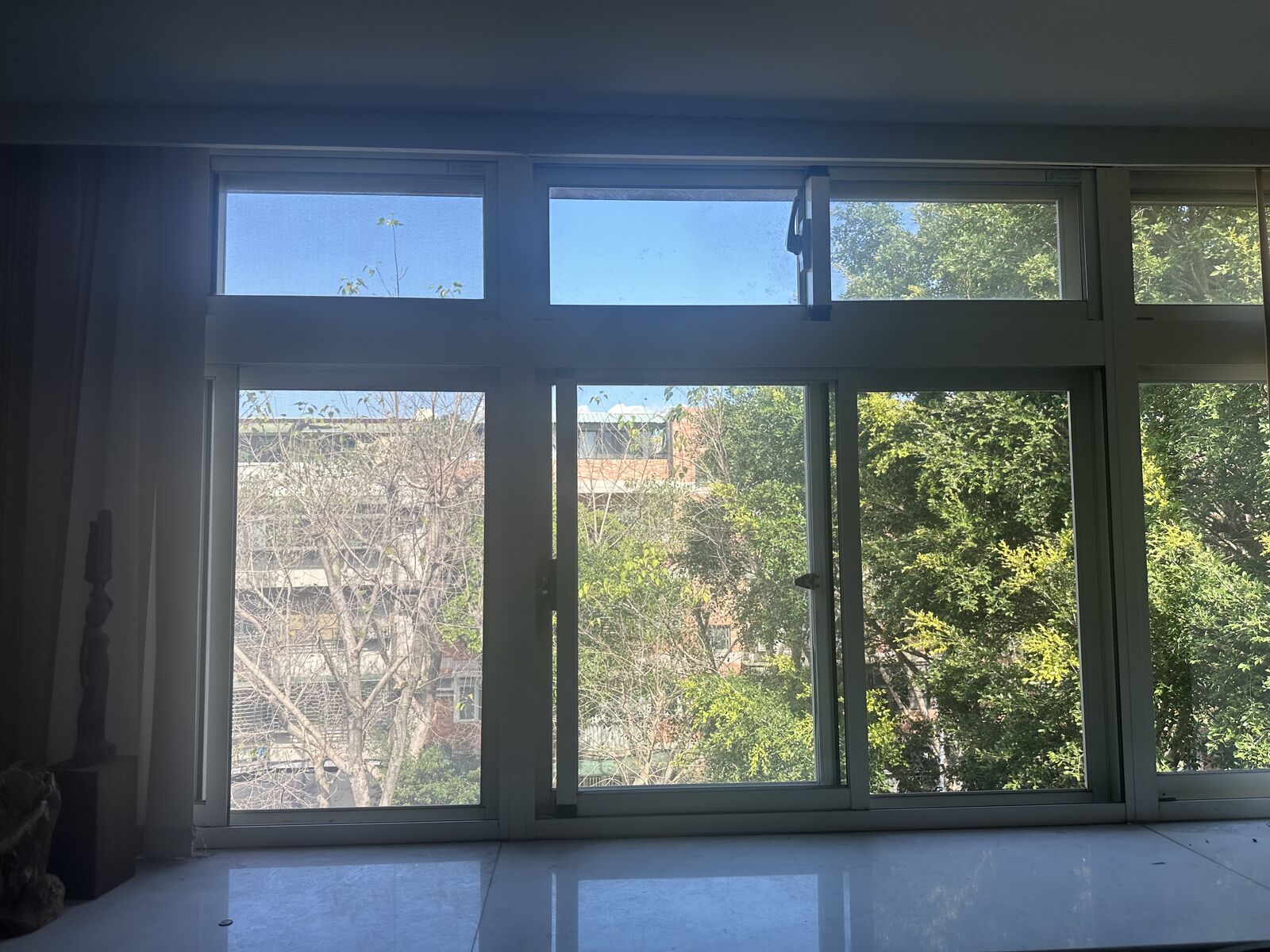 民生社區修理紗窗實績:左側霧白牛筋網與右側透視細目紗網視覺對比