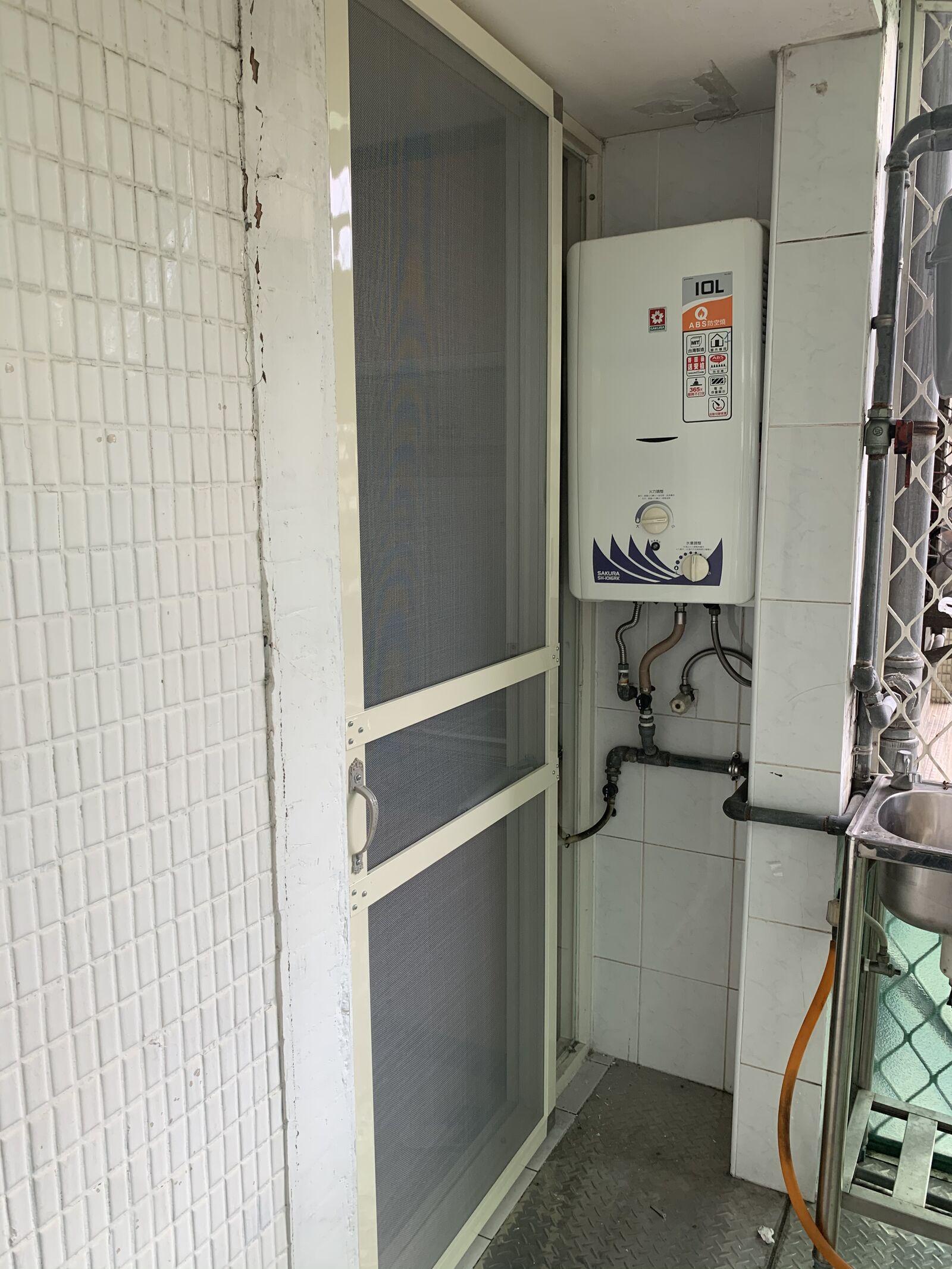 松山區老公寓紗門改裝完成,外掛鋁框搭配不鏽鋼活頁,密合度精準