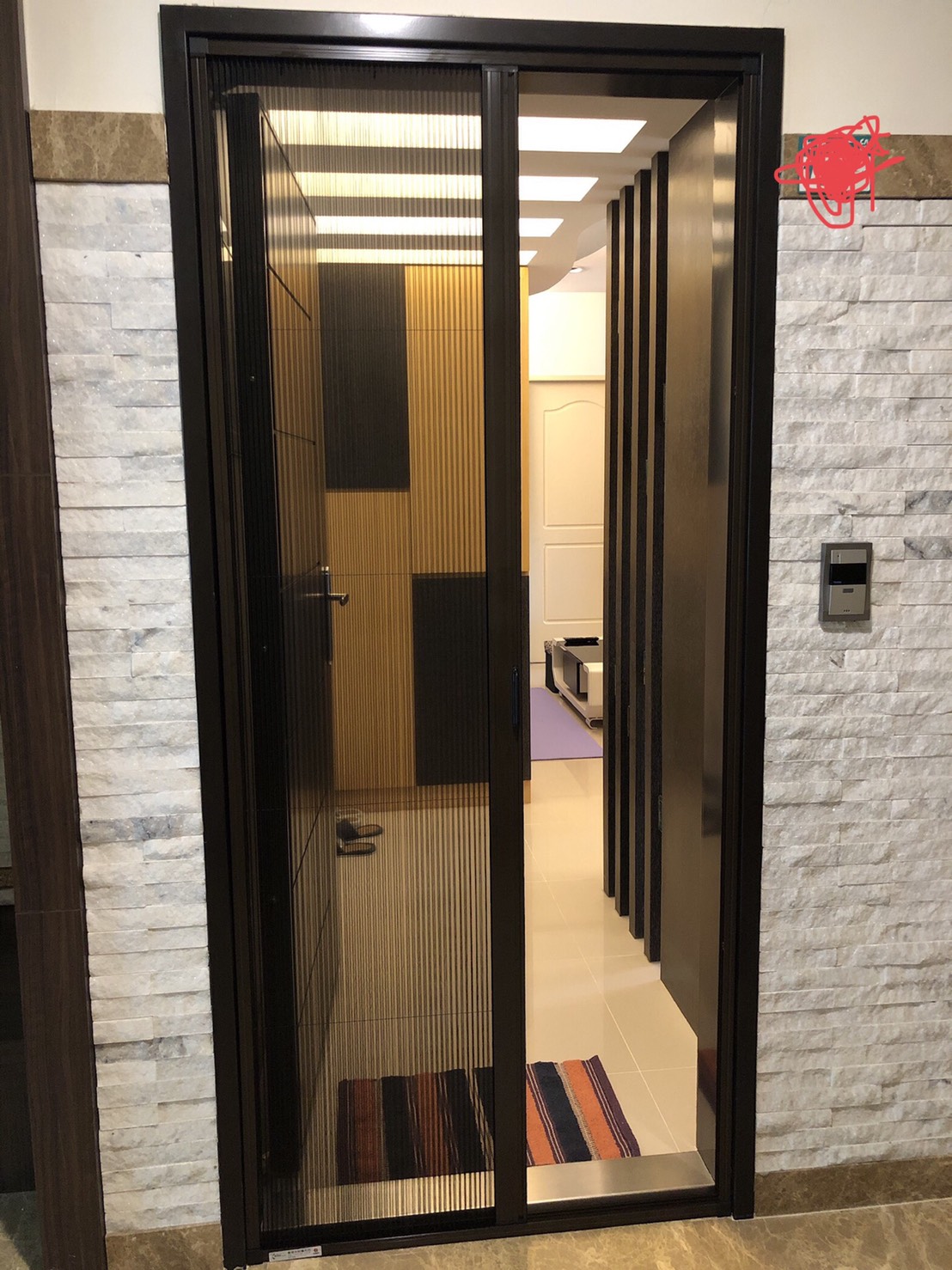 套房玄關大門安裝折疊式紗門實績:省空間隱形設計,解決傳統紗門佔用動線與下垂問題,提升室內通風
