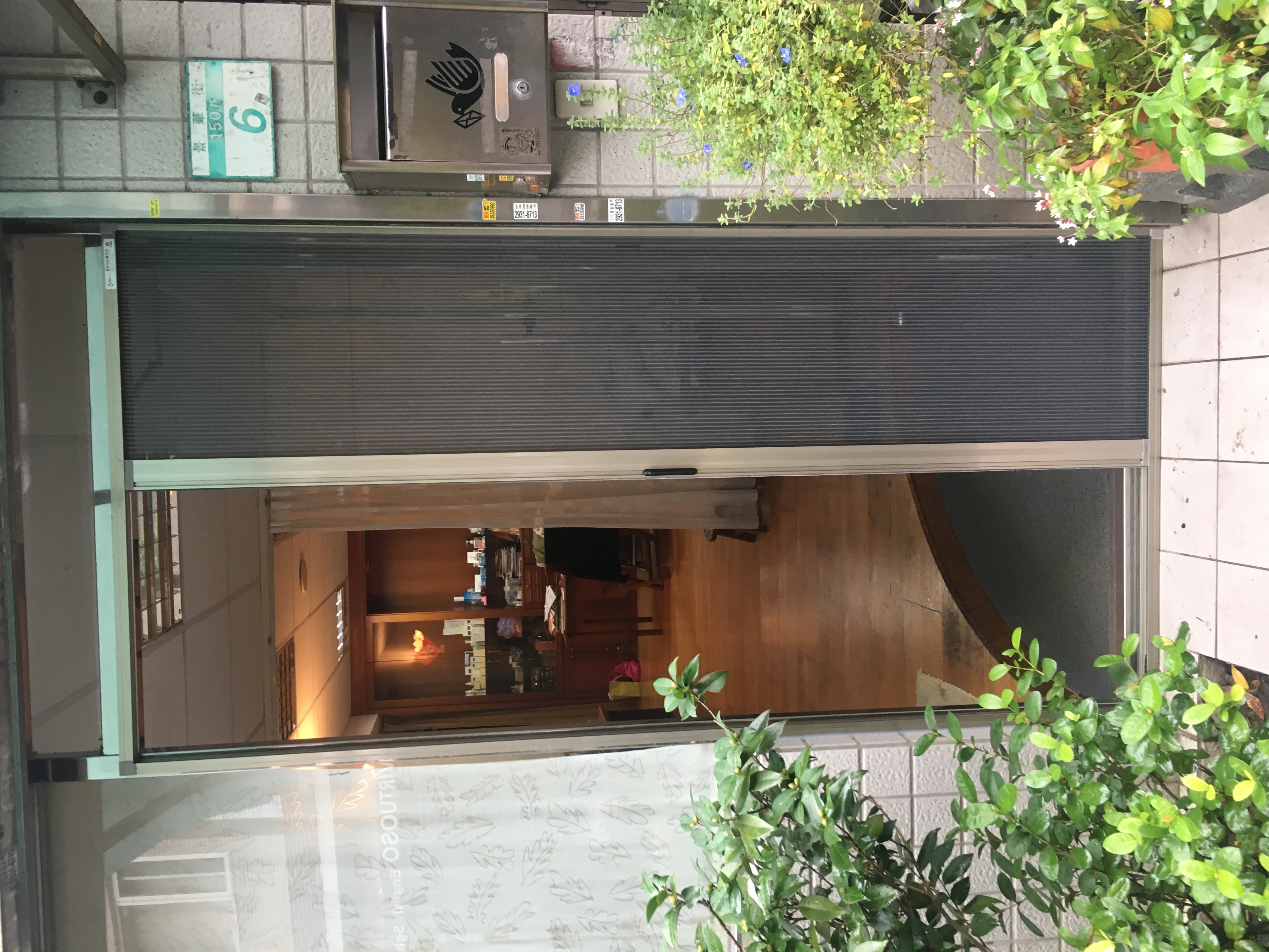 黑色鋁框玄關折疊式隱形紗門安裝實績:現代質感設計,軌道式推拉不佔空間