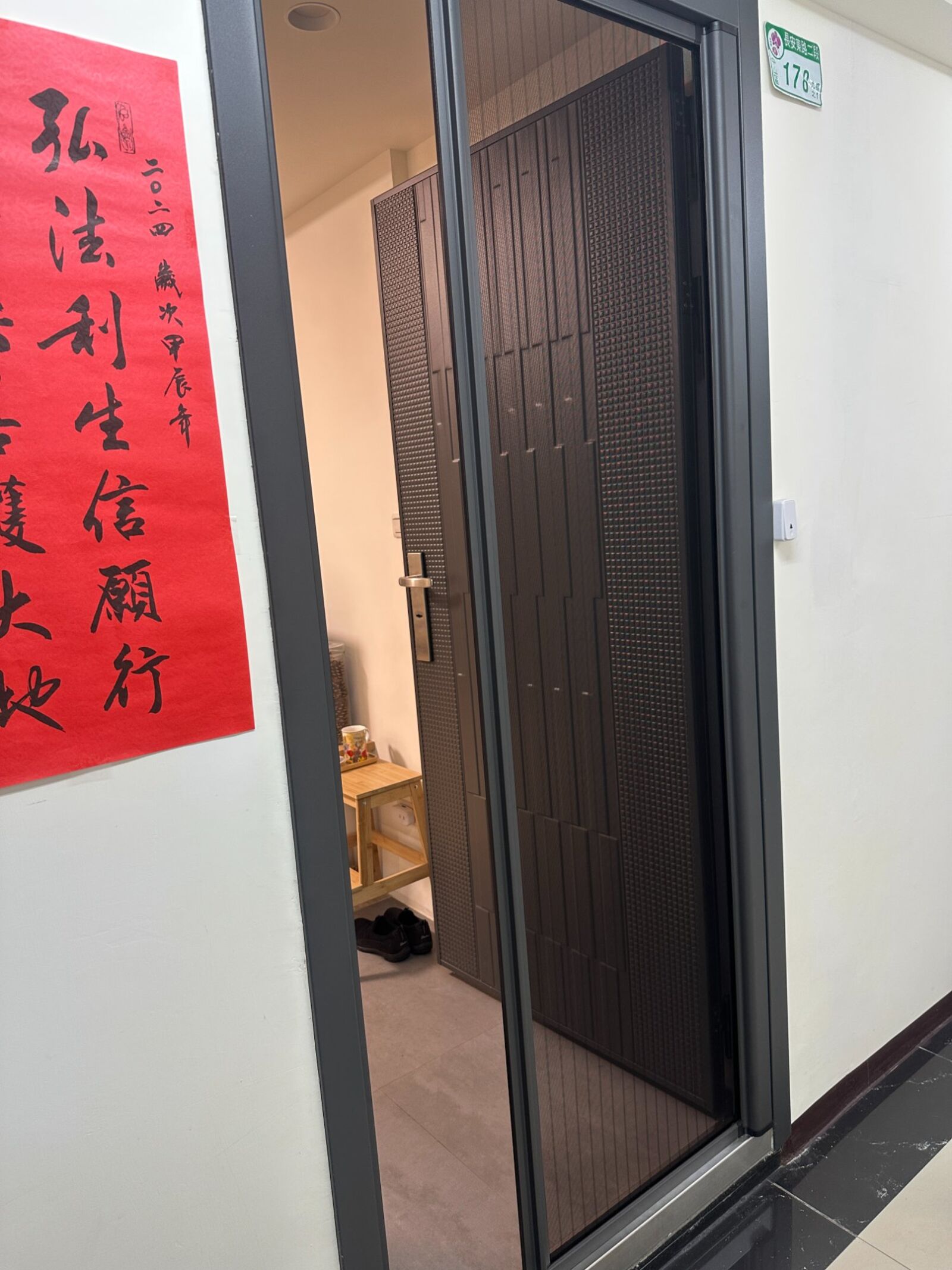 中正區實績:安裝定位式捲軸紗門,搭配特製條紋防撞紗網,比折疊紗門更耐用