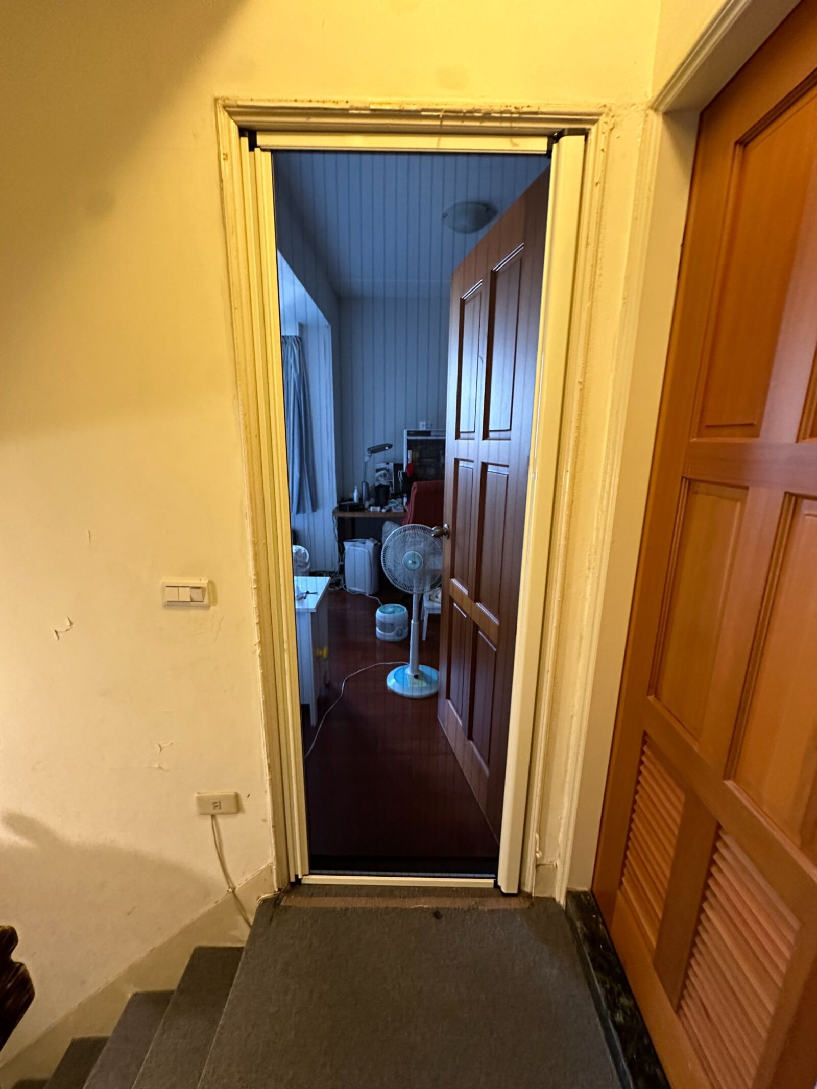 中正區老公寓玄關安裝定位捲軸紗門,不佔空間且耐用